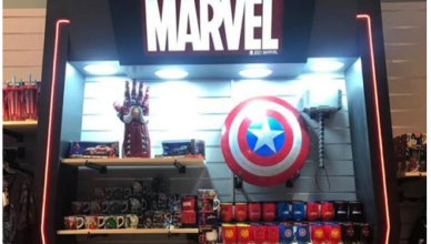 Exposição de produtos da Marvel, com escudo do Capitão América e luva do Thanos.